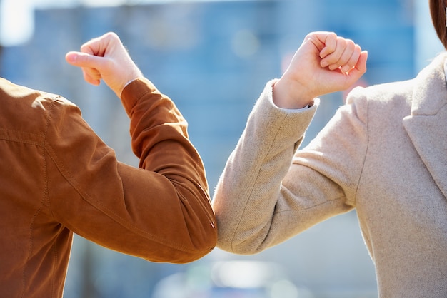 팔꿈치 부딪 치는 확대 사진. 코로나 바이러스 확산 방지를위한 팔꿈치 인사말