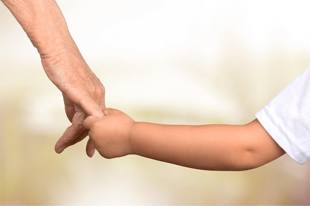 Photo close up photo of father holding baby hand