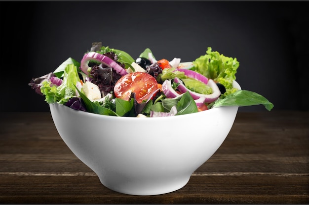 Foto foto ravvicinata di insalata fresca con verdure in piatto bianco
