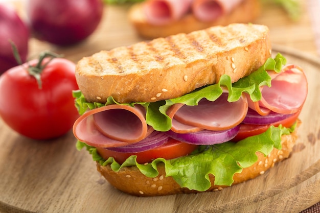 Крупным планом фото свежего сэндвича с овощами и мясом