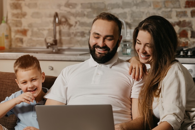 Una foto ravvicinata della famiglia felice