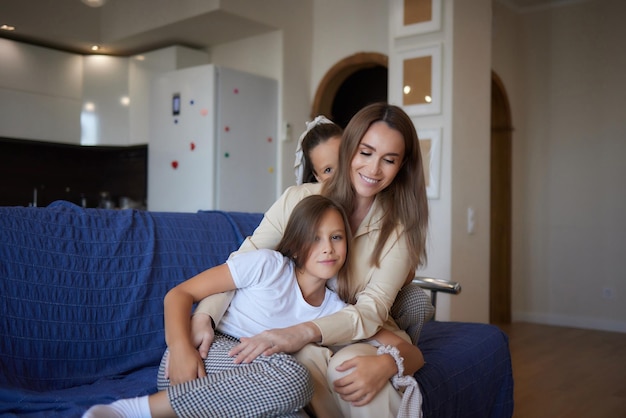 Foto foto ravvicinata di una studentessa sorridente e felice con i capelli lunghi e scuri ricci e della sua bellissima mamma che lo è