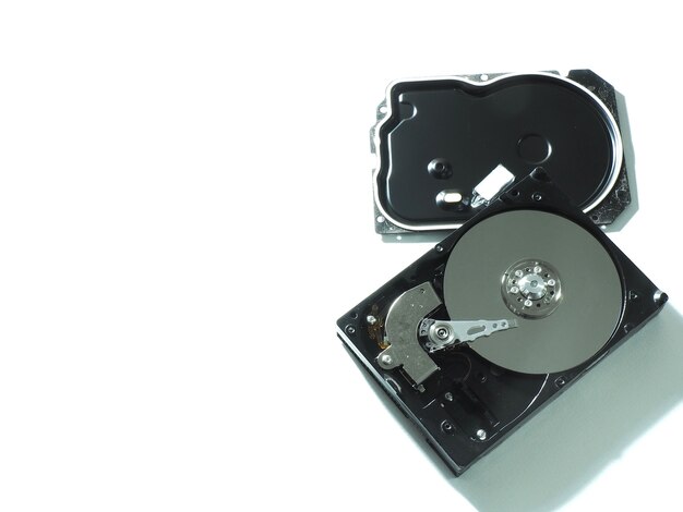 Foto ravvicinata di un disco rigido utilizzato in un computer più vecchio.