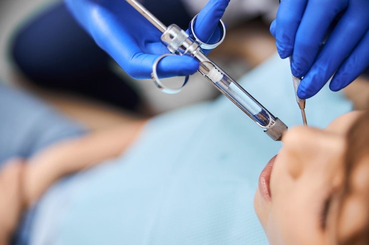 Photo close-up photo of a medical syringe for dental extraction in dentists hands