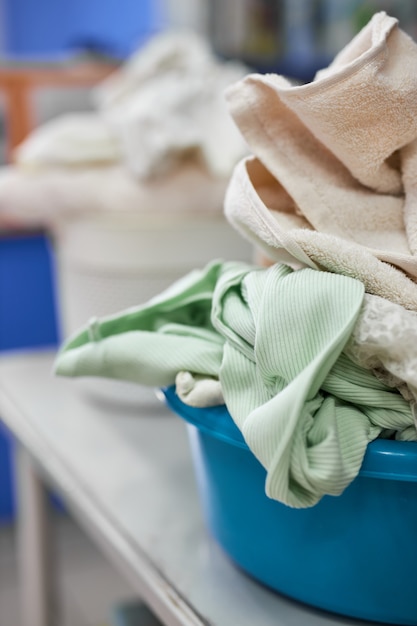 세탁기로 씻어야 할 더러운 옷으로 분지의 클로즈업 사진. 청소, 세탁, 집안일, 집안일 개념.