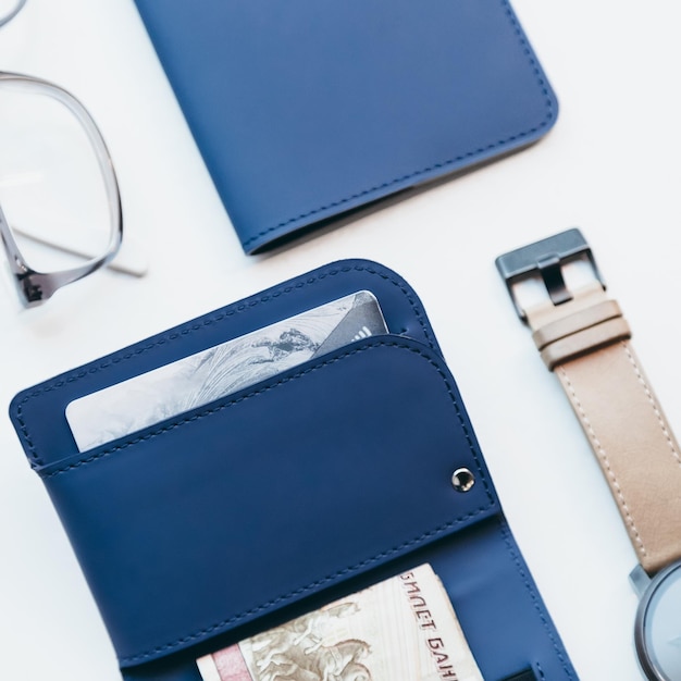 사진 지폐 를 위한 파란색 은 지갑 과 여권 이나 신분증 을 위한 지갑 의 근접 사진