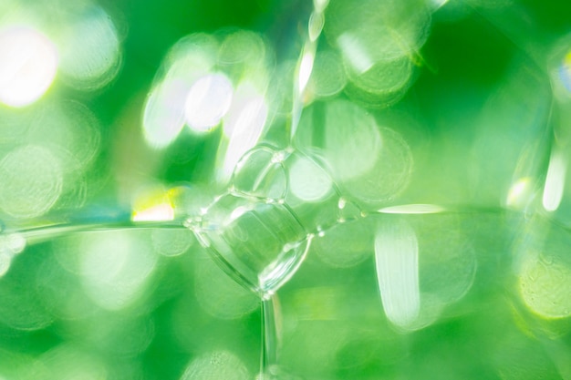 Фото Крупным планом фото зеленых прозрачных мыльных пузырей и пены. абстрактная предпосылка, селективный фокус, defocused изображение, фон bokeh.