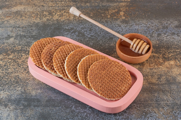 Фото Крупным планом фото стека вафель с органическим медом
