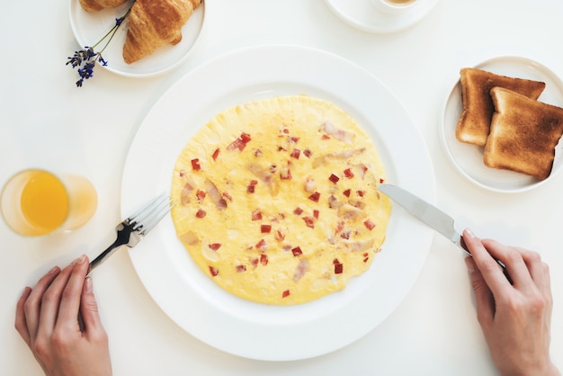 Foto del primo piano di un'omelette. vista dall'alto della colazione.