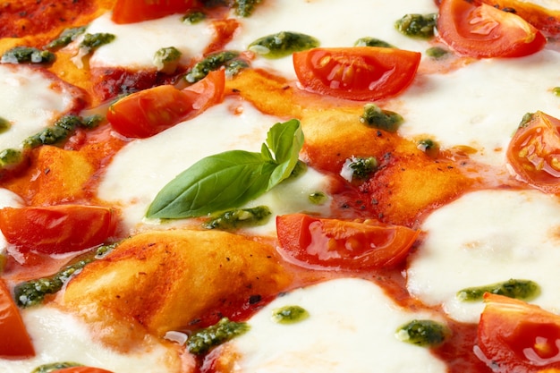 おいしいイタリアンピザのクローズアップ写真