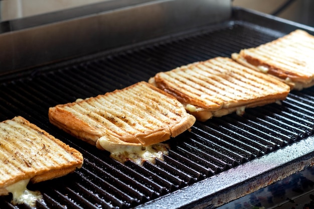 Foto foto ravvicinata di toast e panini alla griglia