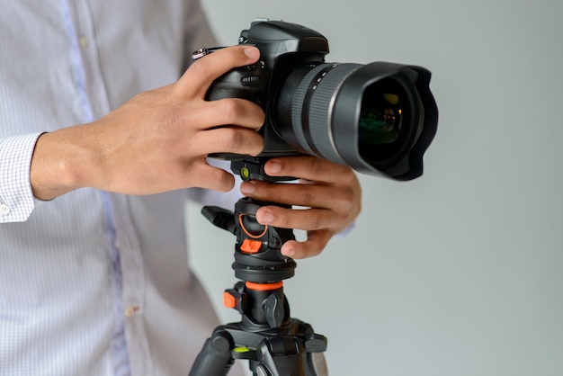 Fotografo di primo piano con la macchina fotografica