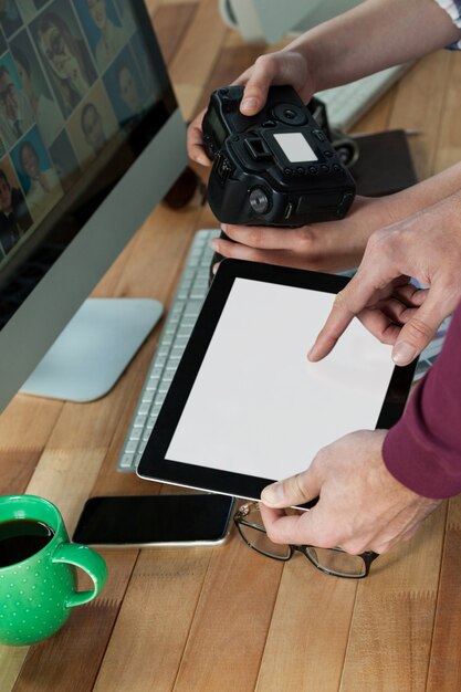 Photo close-up of photographers working at desk