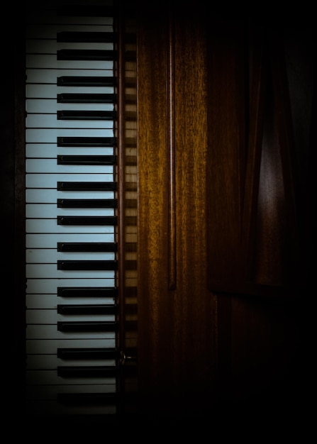 Foto close-up di un pianoforte in casa