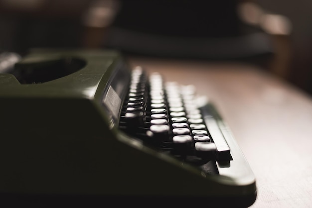 Photo close-up of piano keys on table