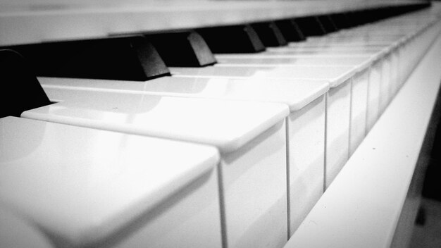 Foto prossimo piano dei tasti del pianoforte