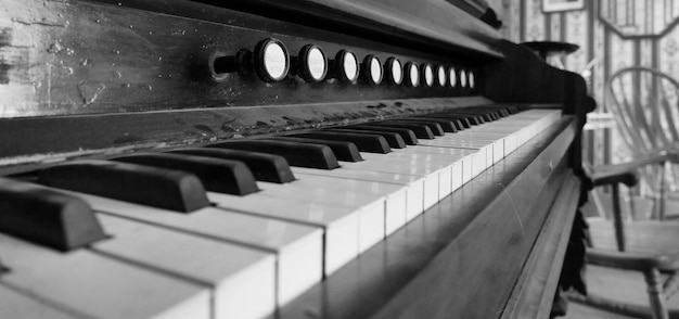 Foto prossimo piano dei tasti del pianoforte