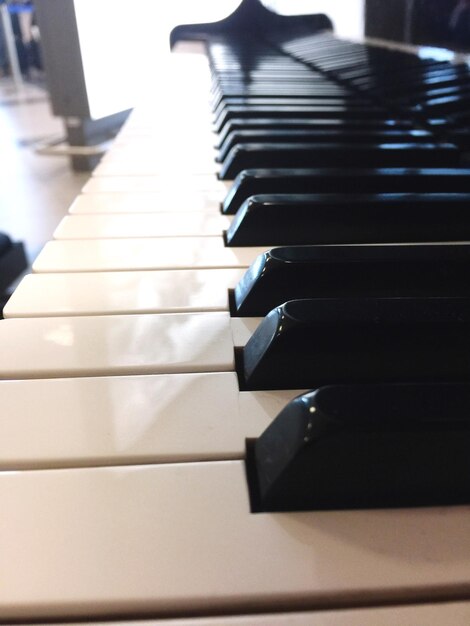 Foto prossimo piano dei tasti del pianoforte