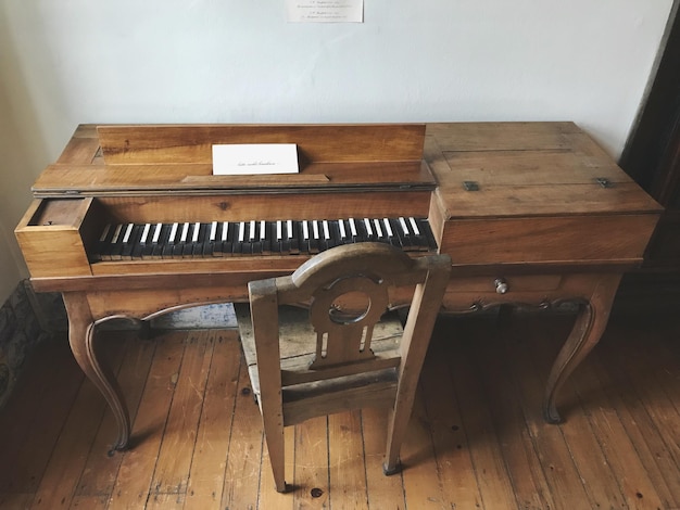 Foto prossimo piano dei tasti del pianoforte