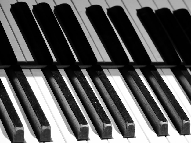 Foto prossimo piano dei tasti del pianoforte