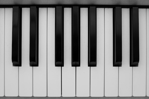 Foto prossimo piano dei tasti del pianoforte