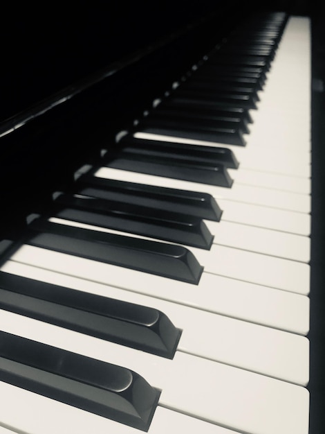 Foto prossimo piano dei tasti del pianoforte