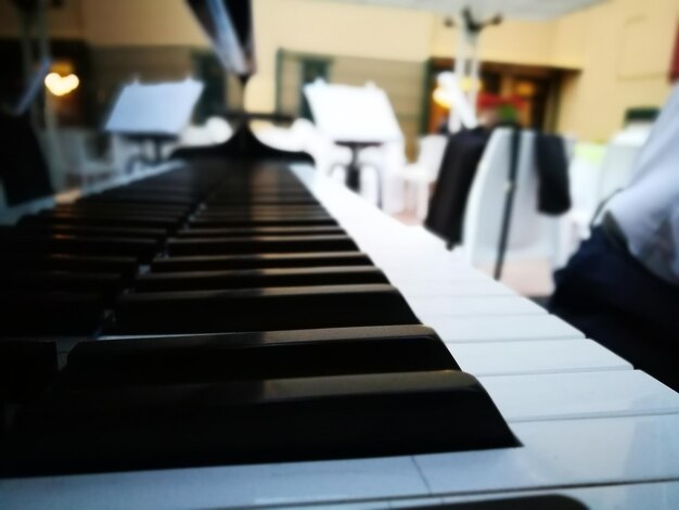 Foto prossimo piano dei tasti del pianoforte