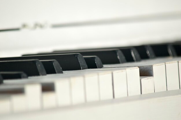 Близкий план клавиш фортепиано