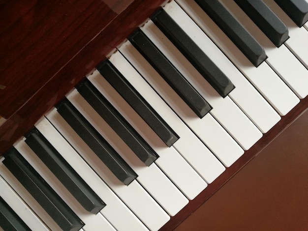 Foto prossimo piano dei tasti del pianoforte