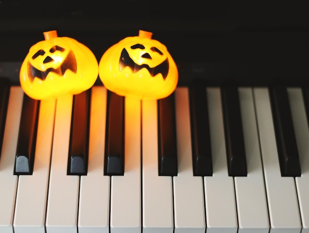 Photo close-up of piano keys