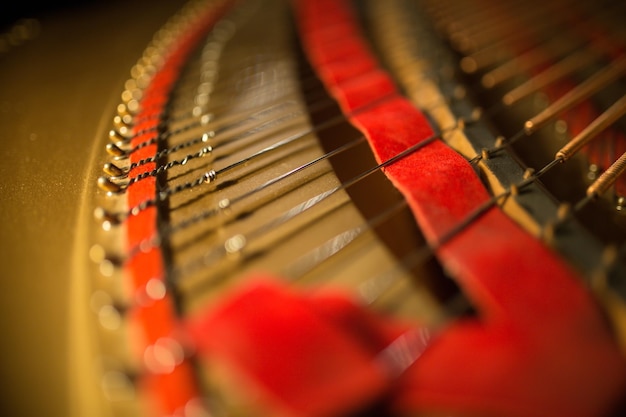 Photo close-up of piano strings