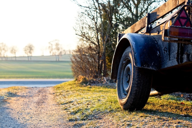 Photo close-up of pick-up truck on grassy field