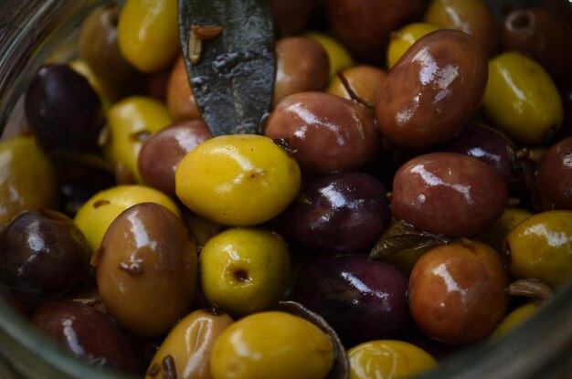 Foto prossimo piano di olive in salamoia in barattolo