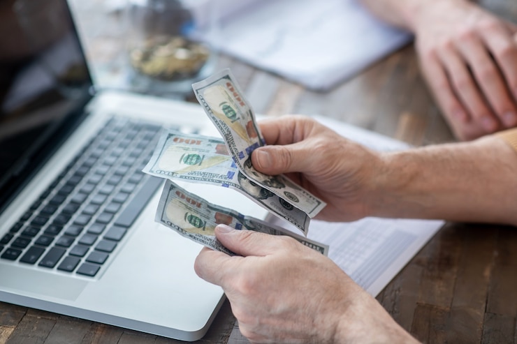 Photo close up picture of mans hands counting money