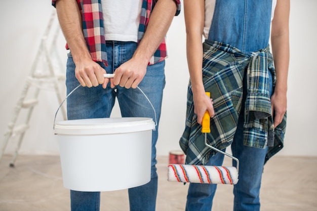 Close up picture of two people standing near the wall