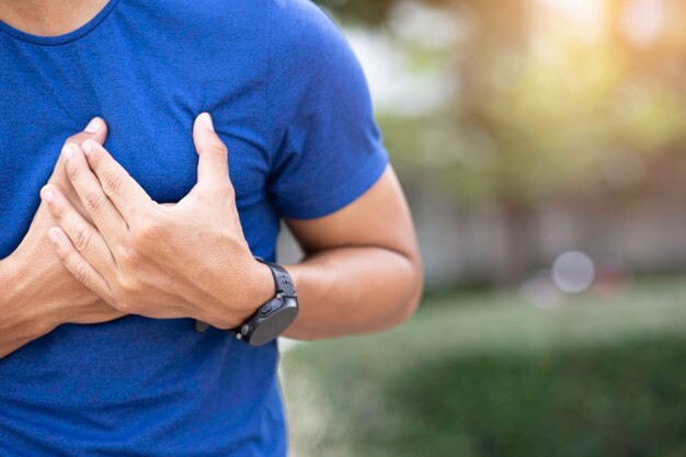 Foto immagine ravvicinata di uno sportivo con un grave dolore cardiaco e problemi di salute