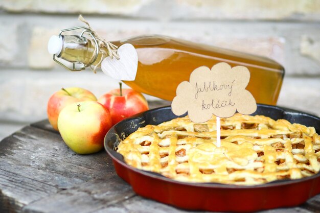 Foto close-up di torta e bevanda sul tavolo