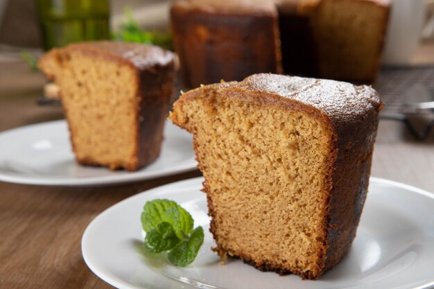 Photo close up piece of brazilian corn cake made with a type of corn flour fuba on a wooden party table typical sweets of the june festival cornmeal cake