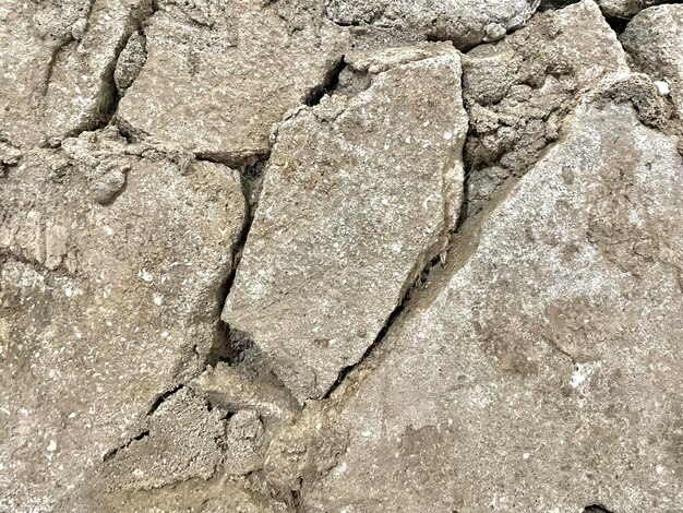 「concrete」という文字が書かれたコンクリート片の拡大図。