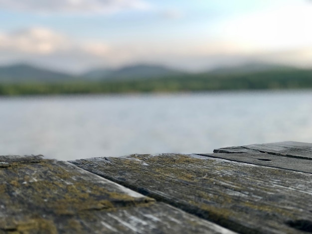 Photo close-up of pier over lake against sky