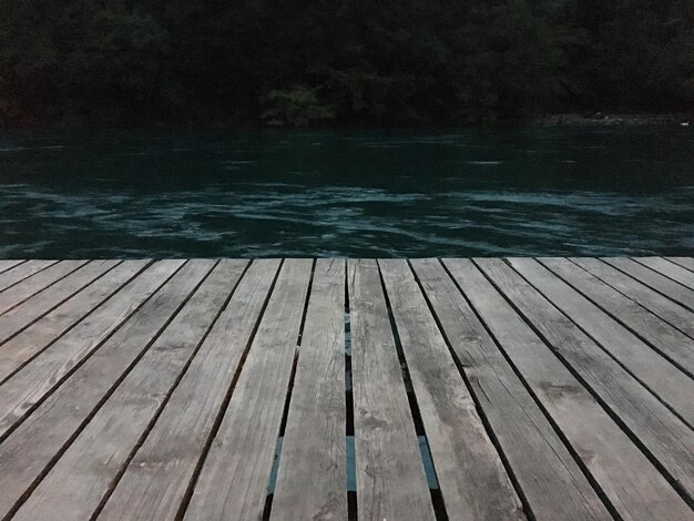 Photo close-up of pier over lake