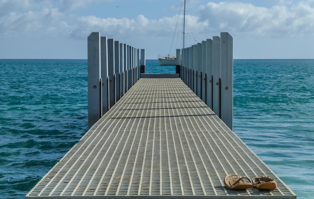 Foto prossimo piano del molo sul mare contro il cielo