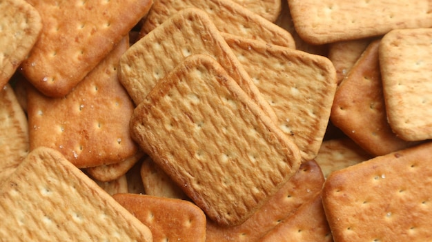 Foto un primo piano di un mucchio di biscotti con la parola in fondo