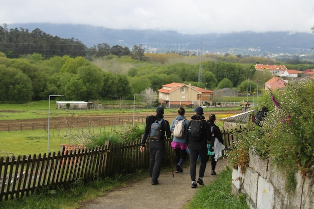 Primo piano di pellegrini nel camino de santiago