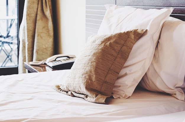 Photo close-up of pillows on bed