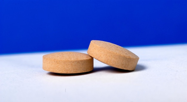 Foto close-up di pillole su sfondo blu
