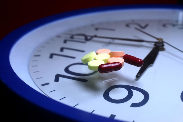 Foto close-up di pillole e capsule su orologio