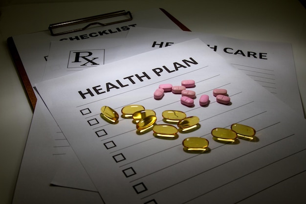 Photo close-up of pills on papers at table