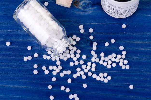 Photo close-up of pills spilling from bottle