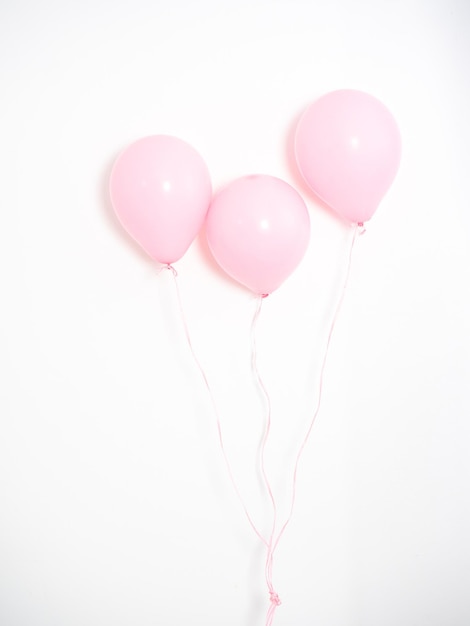 Foto close-up di palloncini rosa su sfondo bianco